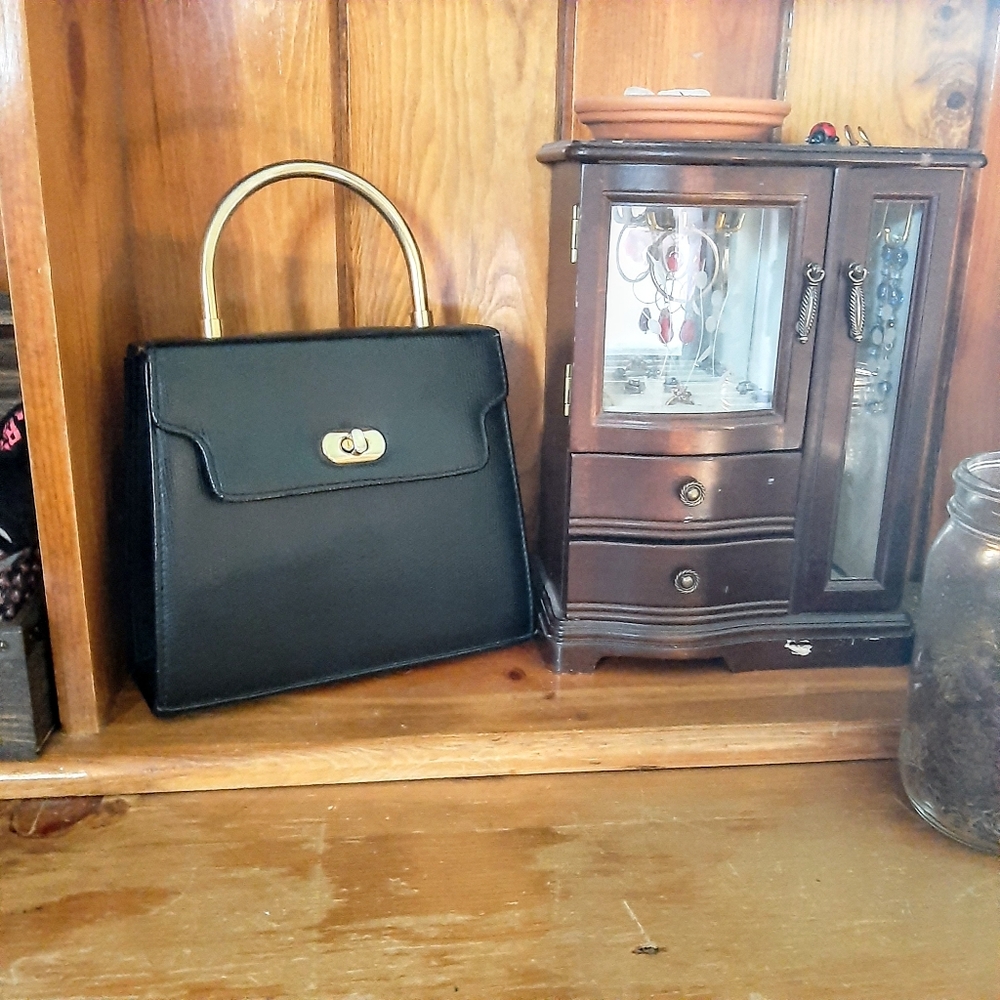 Super Cute Vintage-Vibes Black & Gold Handbag